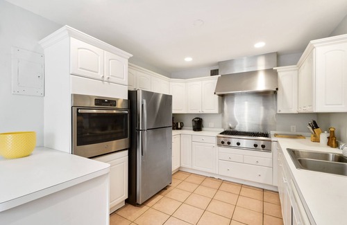 Old Northwood House | Amazing Tropical Home w/Heated Pool & Guest House only minutes from the Beach