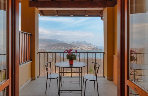 Levo House | Amazing view over the Lake, charming house surrounded by nature
