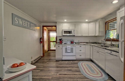 Franklin House | Amazing views, 4 KING BEDs, Pets OK, Ultra-Fast Wi-Fi, Firepit, Covered Deck