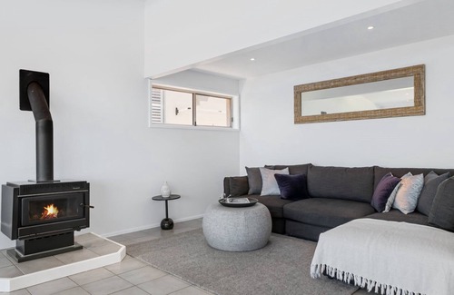 Killcare Heights House | Amazing views, whale watching and close to Bells