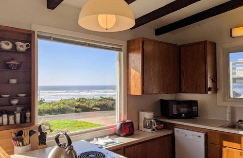 Florence House | Amazing Views, Sleeps 6 - Pacific Pearl