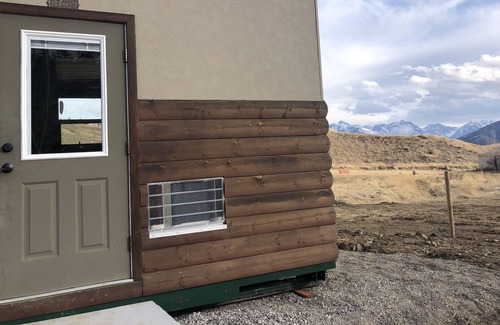 Livingston Cabin | Amazing Views! Tiny House On a Farm Minutes From Town