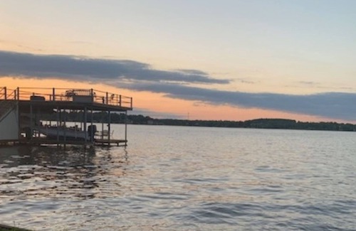 Malakoff House | Amazing waterfront home on Cedar Creek lake!
