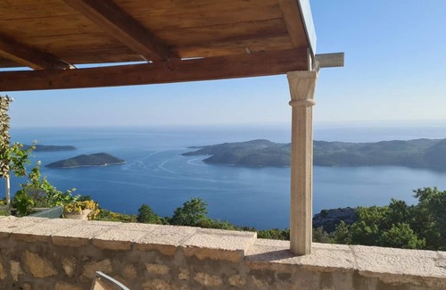 Dubrovacko Primorje House | Amber's Place, cosy house with pool and sea views