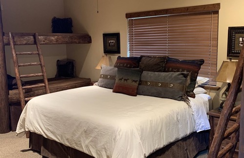 Lakeside Cabin | AMEN RANCH, WITH ACCOMMODATIONS UP TO 26 PEOPLE