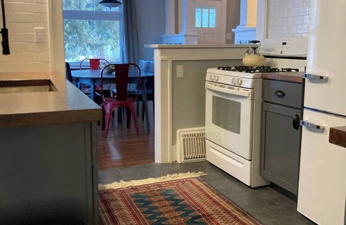 Sheridan House | Amenities Galore Sweet Li’l Bungalow in Sheridan