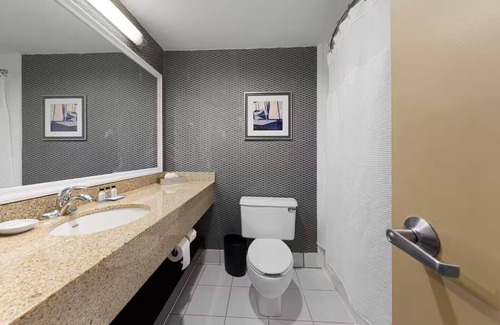 South Loop Apartment | Amenity Rich Double Queen Suite