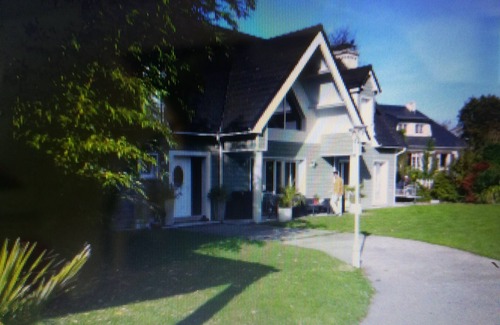 Montivilliers House | American chapel style detached house