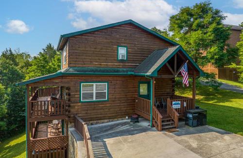 Sevierville House | American Eagle Cabin, FREE tickets 3 bed 3 bath with game room, hot tub, Wi-Fi, easy roads