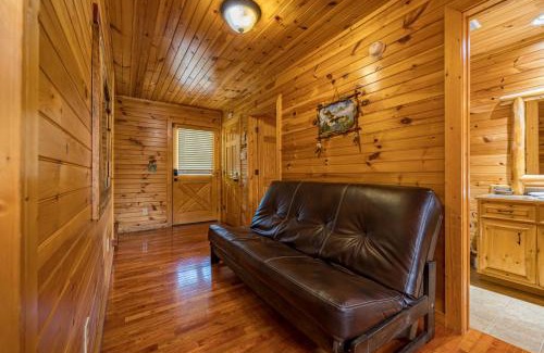 Sevierville House | American Eagle Cabin, FREE tickets 3 bed 3 bath with game room, hot tub, Wi-Fi, easy roads