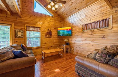 Sevierville House | American Eagle Cabin, FREE tickets 3 bed 3 bath with game room, hot tub, Wi-Fi, easy roads