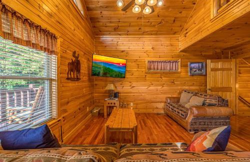 Sevierville House | American Eagle Cabin, FREE tickets 3 bed 3 bath with game room, hot tub, Wi-Fi, easy roads