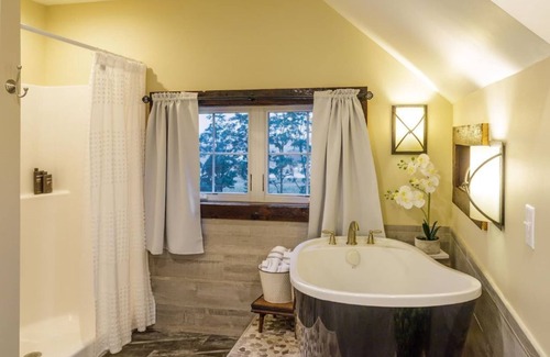 Newmanstown Bed & Breakfast | Amish Farm Retreat - Daily Pastries, Sunset Views & Cozy Private Suite