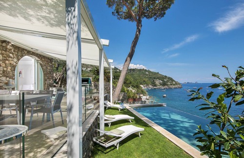 Marina del Cantone Villa | AMORE RENTALS - Villa Ibiscus with Infinity Pool, Direct Sea Access, Sea View, Parking and Breakfast