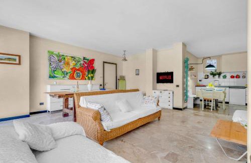 Salo Apartment | Ampia Dimora a Salò con Parcheggio e Giardino