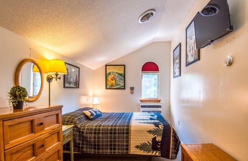 Bartlett Resort | AMV 2 bedroom condo right across from the outdoor pool sleeps 7