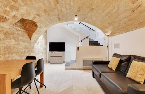 Saint-Germain-l'Auxerrois Apartment | An Atypical 1-BR in Place Vendôme/Tuileries