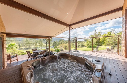 Possum Brush House | An idyllic, secluded luxury house with a panoramic views.