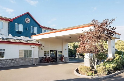McMinnville Hotel | An Oenophile’s Delight in Red Lion McMinnville! FREE Parking and Pets Allowed!