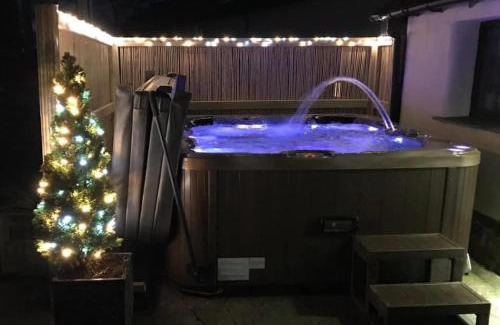 Broadwoodkelly House | An Old Granary Sleeps 4 - Private Hot Tub Rural