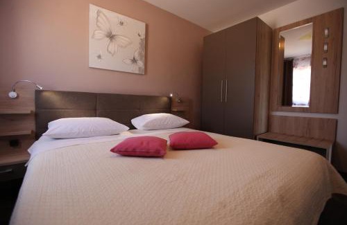 Kastel Stafilic Apartment | Ana & Marija