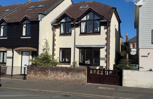 Seaview Cottage | Anchor Cottage holiday home by the sea, pet friendly, minutes walk to beach