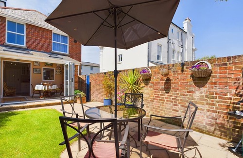 Ryde Ski Chalet | Anchor Down close to the beach cafes and restaurants
