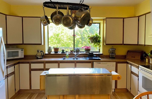 Juan de Fuca Electoral Area House | Andover Cottage: Comfortable family home with hot tub