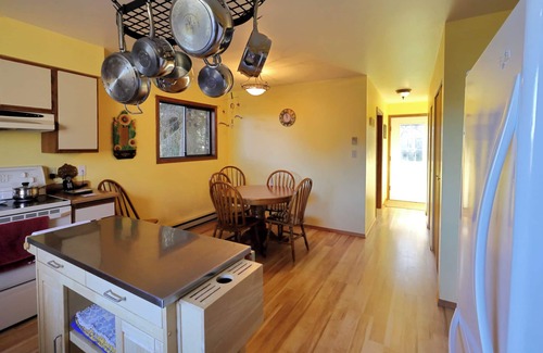 Juan de Fuca Electoral Area House | Andover Cottage: Comfortable family home with hot tub