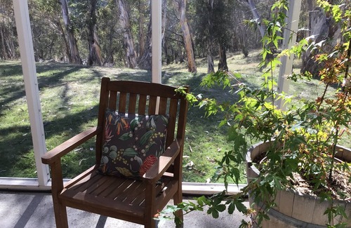 Crackenback Cottage | Andrea's White House Mini Residence * sleeps 6 * relax & unwind in comfort