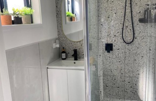 Lynbrook Bed & Breakfast | Ange's BnB - Self Contained Unit with Ensuite