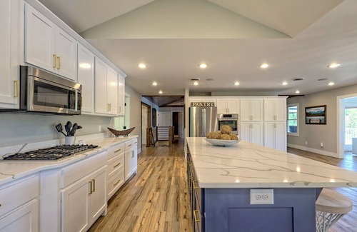 Hiawassee House | Angels Envy- - by Chatuge Home Concierge 6 bd 3.5 bath sleeps 14 lakefront, hot tub, game room
