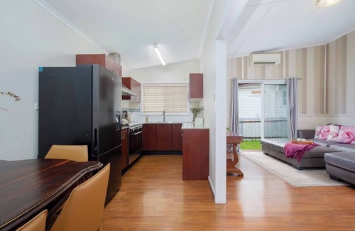 Charlestown House | Annies Cottage Relaxed Stay in Lake Macquarie