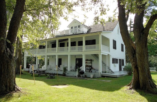 Fort Erie House | Antebellum Home up North - Enjoy this beautiful home!