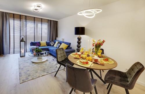 Brynow Apartment | Apartament Seven Heaven, duże łóżko, kominek w salonie, parking w cenie