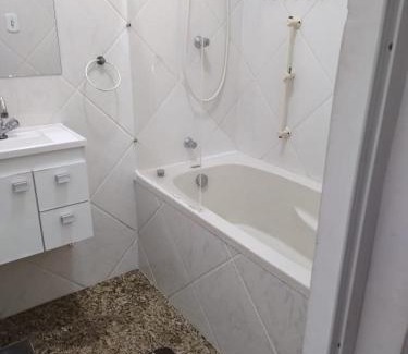 Ponta da Praia Apartment | Apartamento 2 dormitórios, wifi, ponta da praia, predio em frente ao mar - Santos
