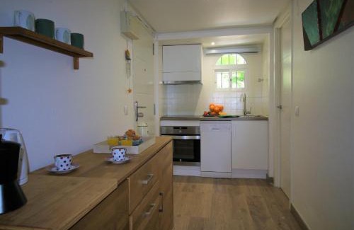 Urbanizacion Puerto de Estepona Apartment | Apartamento con las mejores vistas al mar y jardines privados, perfecto para 4 personas