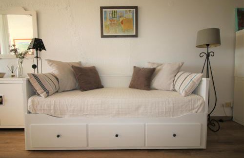 Urbanizacion Puerto de Estepona Apartment | Apartamento con las mejores vistas al mar y jardines privados, perfecto para 4 personas