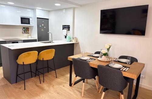 Salou City Centre Apartment | Apartamento entero céntrico con piscina, gran terraza y al lado de la playa