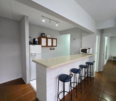 Jardim Sao Miguel Apartment | Apartamento no Guarujá Praia da Enseada para até 6 pessoas, com Ar Condicionado, a 800 metros - 5 minutos a pé