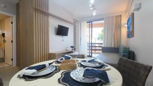 Porto das Dunas Hotel | Apartamento no Suítes Resort - Pé na areia - Ao lado do parque aquático - Administrado por Anfitrião