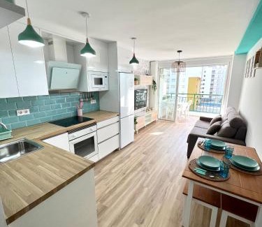 Peniscola Apartment | APARTAMENTO NUEVO CÉNTRICO en PRIMERA Línea de playa con vistas al Mar, Piscina, aire acondicionado y wifi