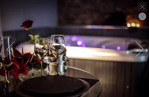 Saint-Julien-sur-Garonne Apartment | Apartment 'Love Room De Luxe Lovalcove'