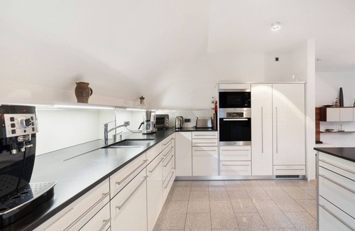 Kiechlinsbergen Apartment | Apartment 'Savoir-vivre' with Balcony, Wi-Fi and Air Conditioning