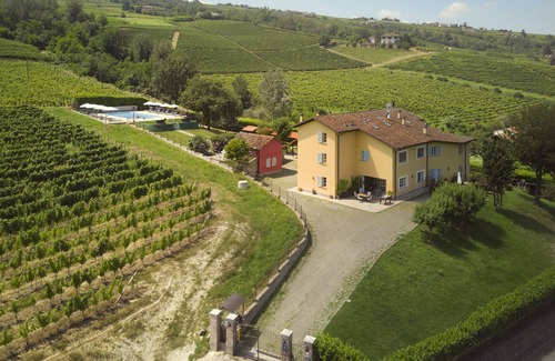 Santo Stefano Belbo Apartment | Apartment with Balcony