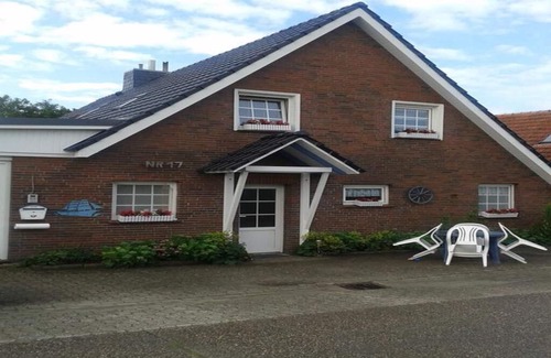 Wittmund Apartment | Apartment in a stylishly renovated country house with a large garden in a quiet location