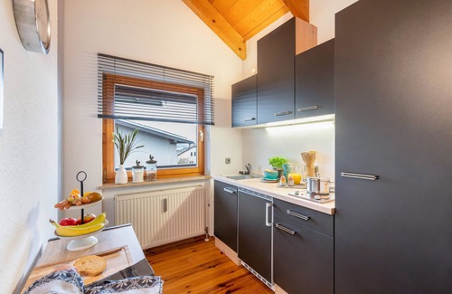 Herrsching am Ammersee Apartment | Apartment 'Ferienwohnung Breitenberger' with Lake View, Balcony and Wi-Fi