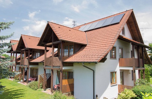 Kressbronn Apartment | Apartment 'Ferienwohnung 4, 99qm' with Shared Garden, Balcony and Wi-Fi