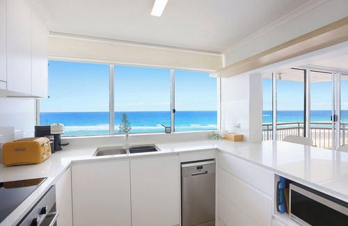 Main Beach Apartment | Apartment 11a Seacrest on The Beach *OCEAN *Free Parking*