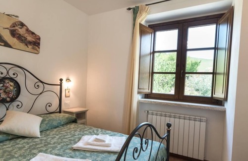 San Presto Apartment | Apartment 4 beds, private bathrooms and swimming pool surrounded by the greenery of Assisi